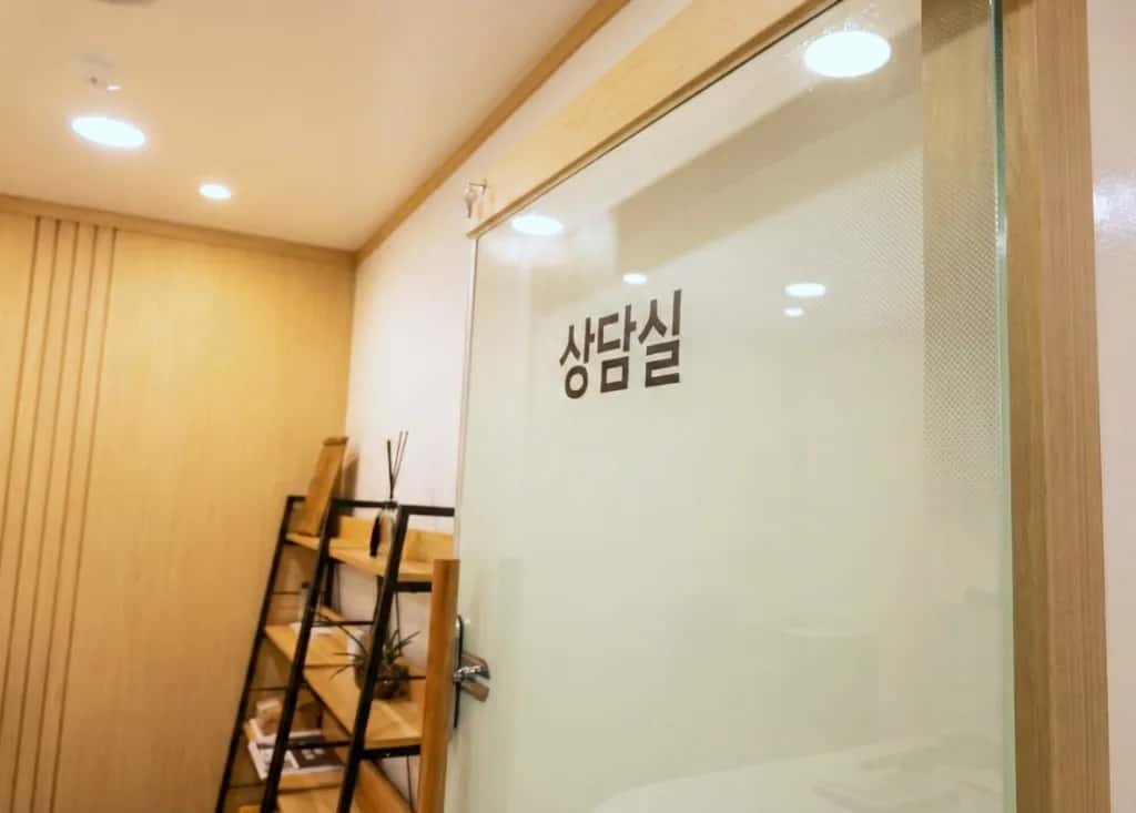 돋움병원 1층 상담실. 테이블과 의자가 놓인 독립 상담 공간